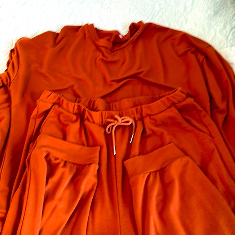 Brown lounge set. Pockets and banded legs